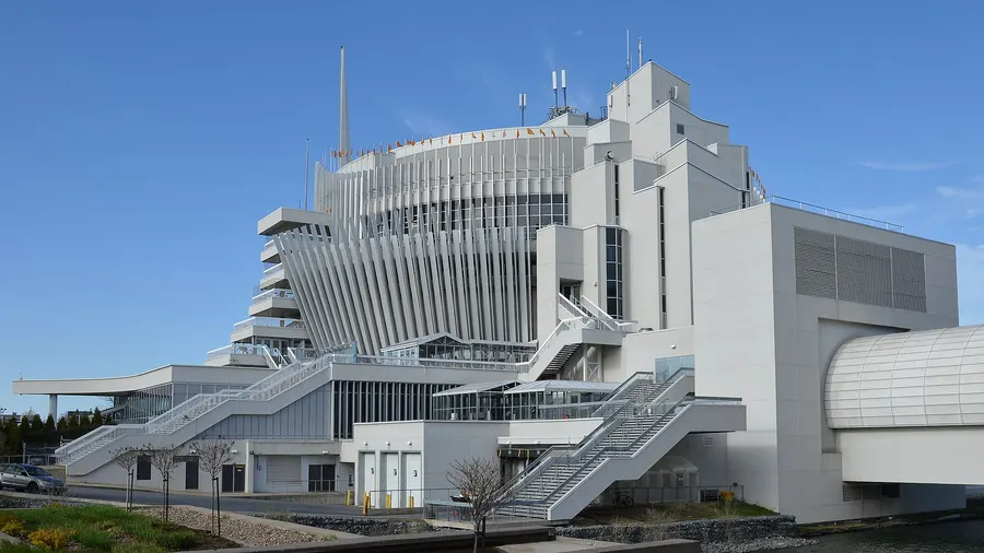 Le Casino de Montréal sur l'île Notre-Dame : l'ancien pavillon de la France de l'Expo 67, façade à lames blanches et escaliers extérieurs, sous un ciel bleu.